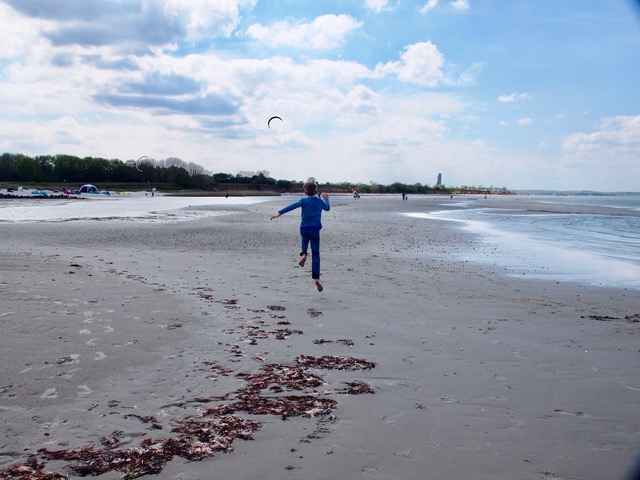 Kind fliegt am Strand - Was kann ich machen? - Tipps für Zuhause in Coronazeiten
